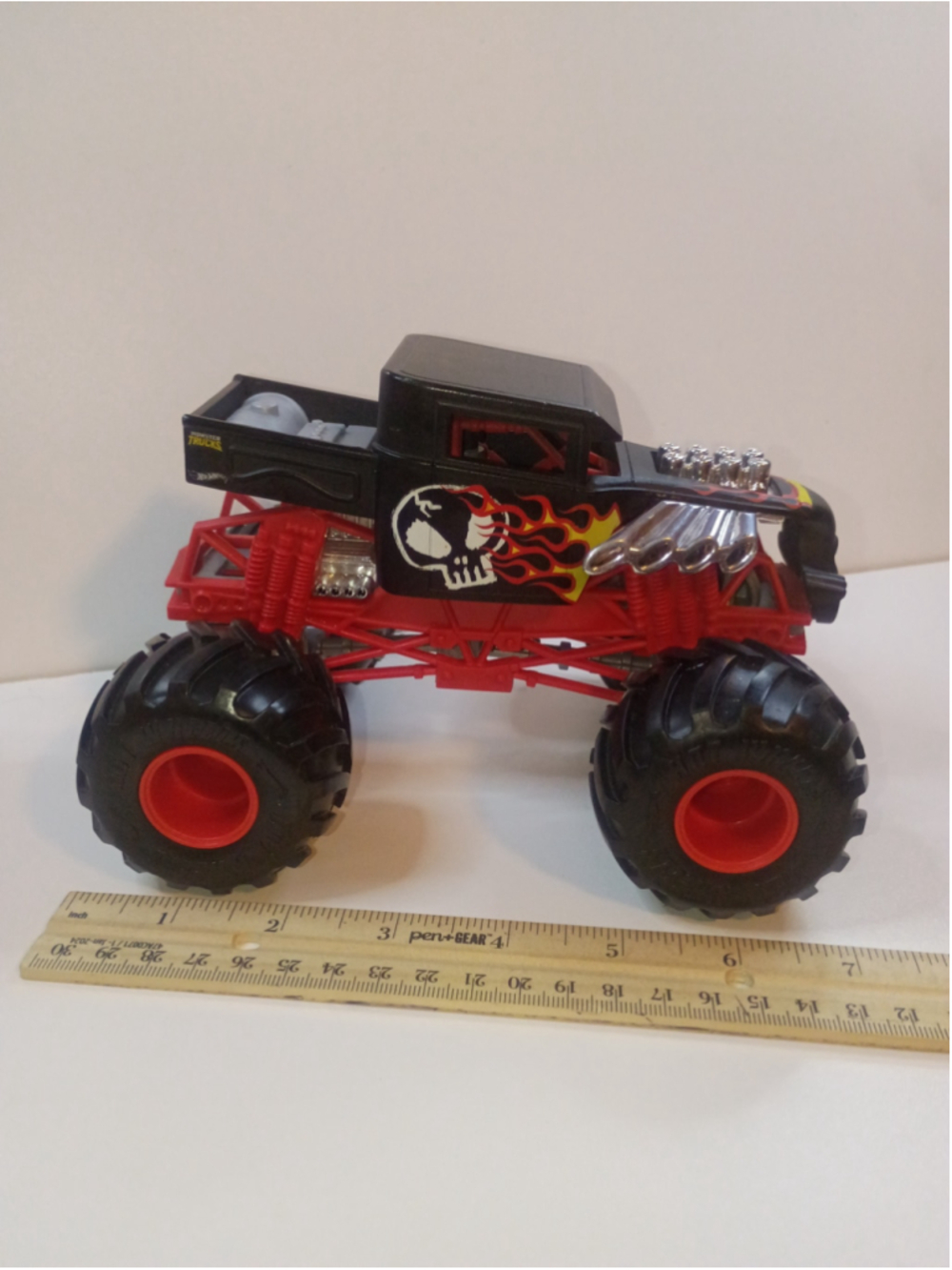 Hot Wheels monster truck bone shaker truck 1.24 scale black and red